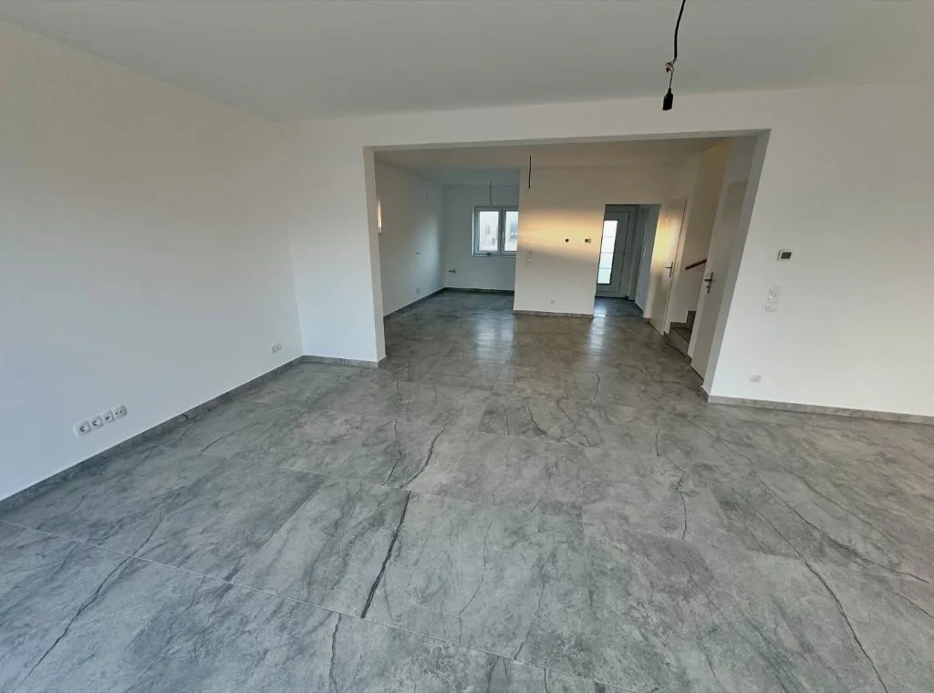 WC mit Steinoptik-Fliesen